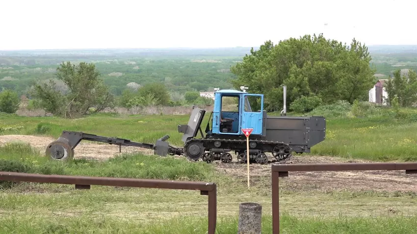 Ukraińscy specjaliści opracowali drona do rozminowywania o wartości 130 000 USD opartego na ciągniku i wyposażeniu czołgu