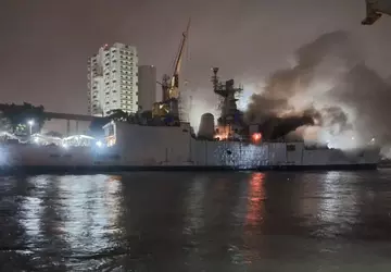 Fregata Brahmaputra zapaliła się i wywróciła ...