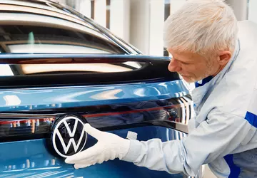 Volkswagen wyprzedził Teslę w sprzedaży samochodów ...