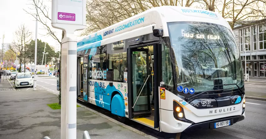 GX 337 H2 LINIUM autobus na trasie w Lorient