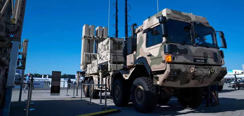 Olaf Scholz ogłosił pakiet pomocy wojskowej dla Ukrainy o wartości 500 mln euro – trzy systemy IRIS-T, 20 wyrzutni rakiet, pojazdy opancerzone i precyzyjnie naprowadzana amunicja