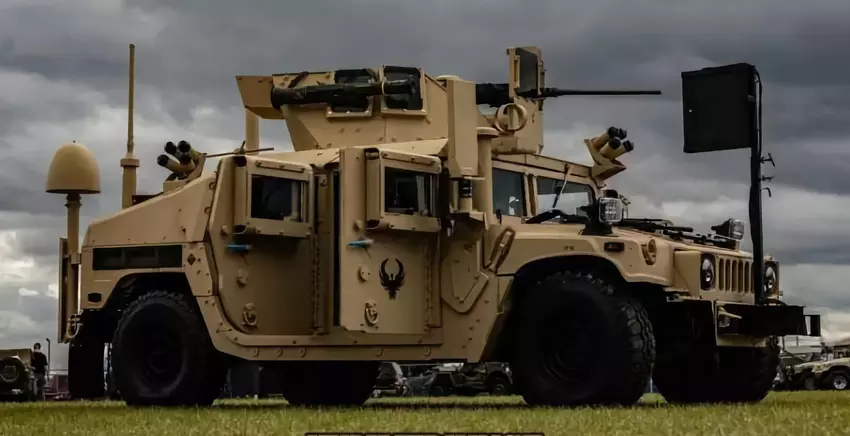 Unikalny materiał: Ukraińska SDF w amerykańskich M1151A1 HMMWV z karabinami maszynowymi Browning M2 i granatnikami M136A1 AT4-CS wyzwala okupowaną wieś 