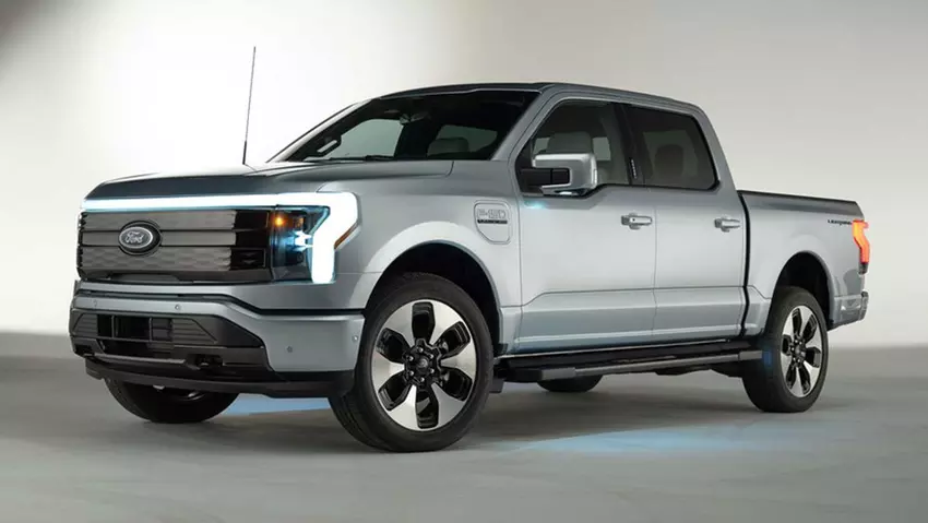 Ford rozpoczął dostarczanie elektrycznego pickupa F-150 Lightning