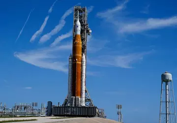 Rakieta księżycowa Space Launch System odbywa ...