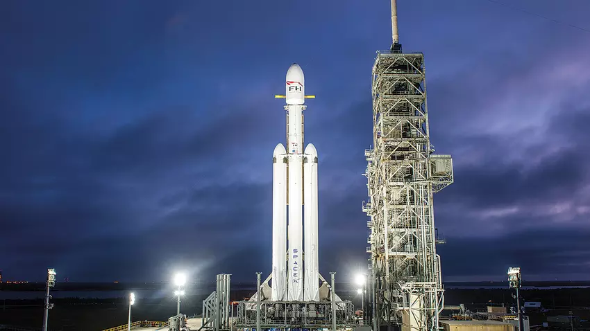 SpaceX otrzymało 155 milionów dolarów na wystrzelenie tajnego drona orbitalnego Boeinga X-37B za pomocą rakiety Falcon Heavy.