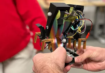 Mugatu: pierwszy sterowany robot dwunożny z ...