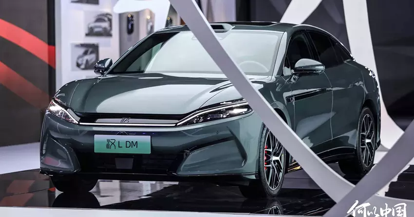 Elektryczny sedan BYD Han L może być ładowany dwoma kablami jednocześnie