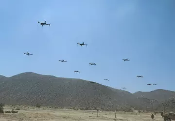 40 dronów jednocześnie bombarduje dywizję czołgów ...