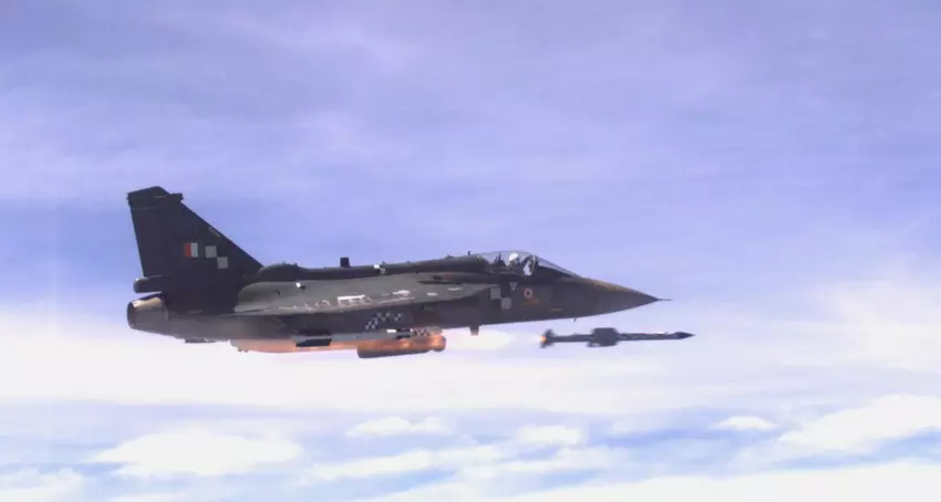 Indyjski myśliwiec Tejas wystrzelił swój pierwszy w historii pocisk ASTRA BVR, który ma zasięg do 100 kilometrów i prędkość maksymalną ponad 5500 km/h