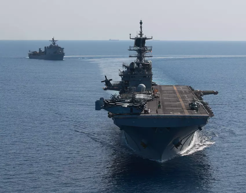 Stany Zjednoczone pozostawią na Morzu Czerwonym okręty desantowe USS Carter Hall i USS Bataan wraz z trzema niszczycielami pocisków kierowanych klasy Arleigh Burke.