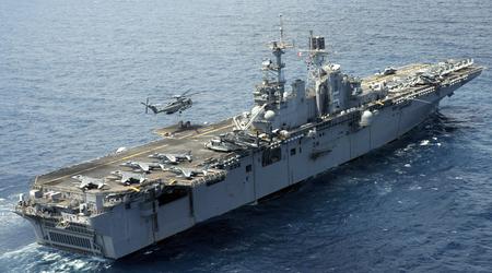 Stany Zjednoczone przenoszą USS Bataan, wszechstronny amfibijny okręt szturmowy przewożący Marines, na Morze Śródziemne