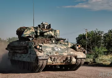 Ukraińskie wojsko pokazuje M2 Bradley niszczący ...