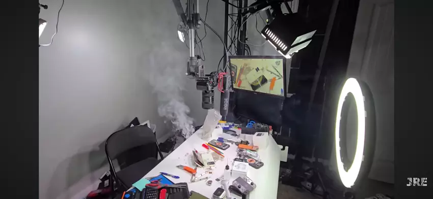 Bomba w spodniach — Pixel 10 Pro Fold zapłonął w rękach JerryRigEverything!