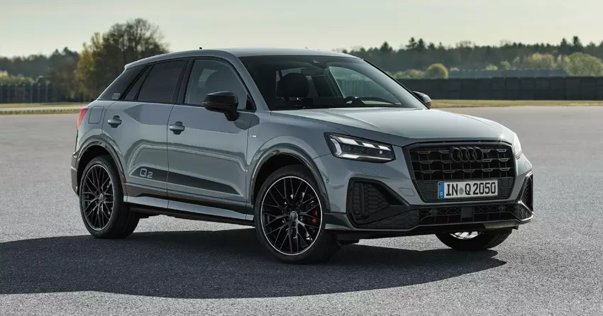 Audi Q2 w srebrnym kolorze na drodze