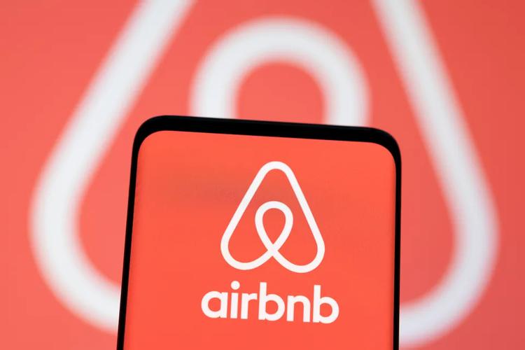 Airbnb blokuje imprezy sylwestrowe: Nowa polityka ...