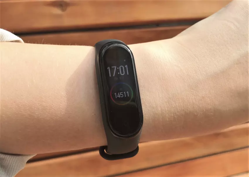 Przegląd Xiaomi Mi Band 4: nowy wzorzec bransoletki fitness