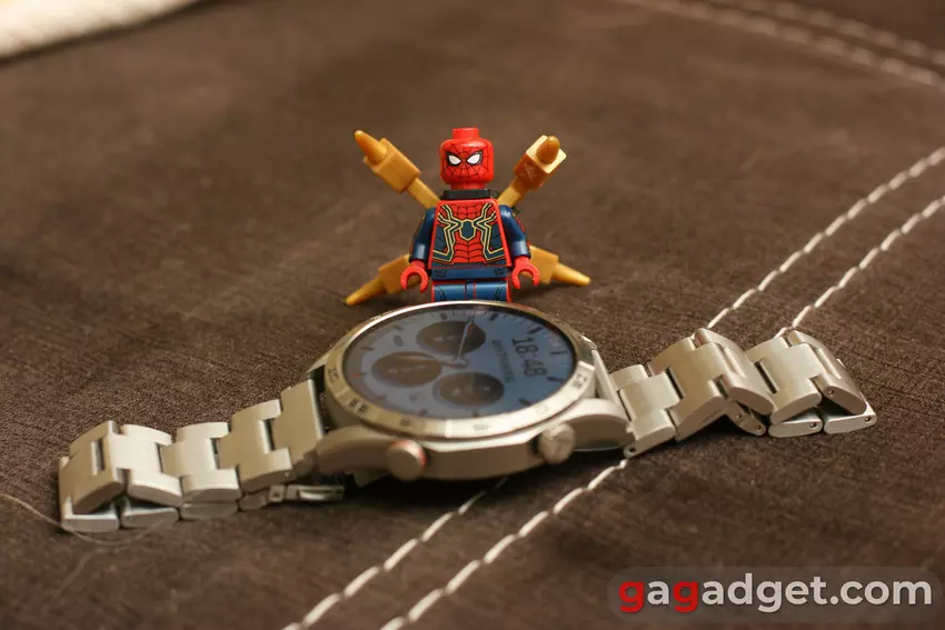 Haylou Solar 5 с миниатюрной фигуркой на фоне