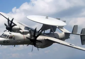 US Navy przekazała Japonii czwarty samolot ...