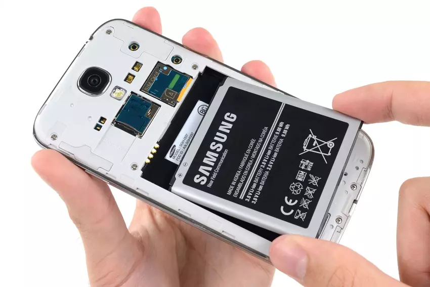 UE zobowiązuje producentów do przejścia na wymienne baterie we wszystkich smartfonach do 2027 r.