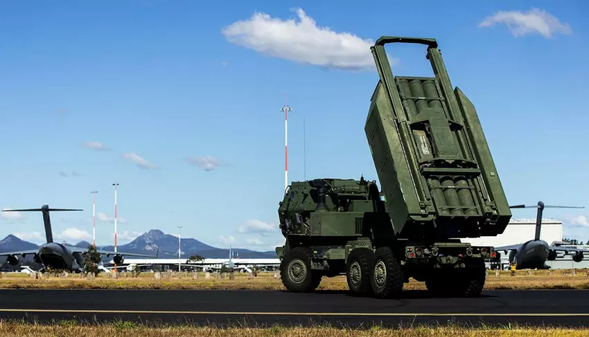 Amerykański system rakietowy HIMARS z powodzeniem zniszczył cel morski podczas ćwiczeń Highball w Australii Zachodniej.