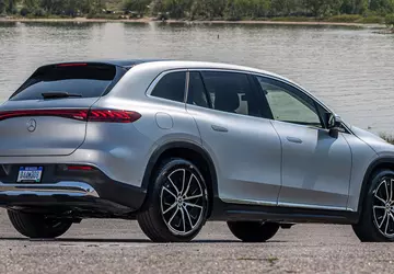 Mercedes-Benz wstrzymuje dostawy elektrycznych modeli EQE ...