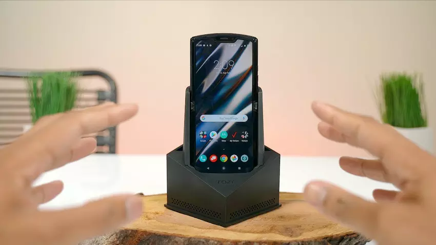 Łatwy do zarysowania, skrzypienia i zginania: Motorola RAZR nie udały się testy JerryRigEverything 