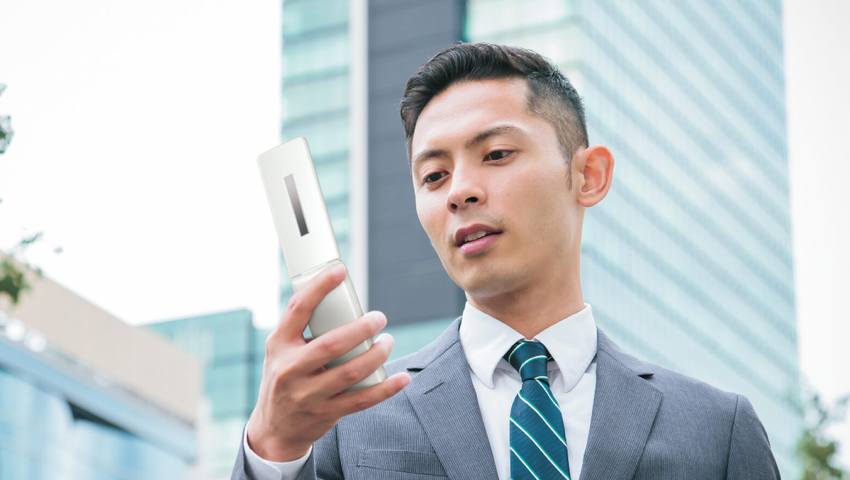 Bardzo dziwna nowość: Sharp wprowadza na rynek wytrzymały clamshell z przyciskiem Android i krokomierzem