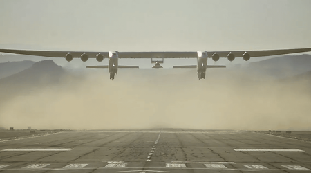 Stratolaunch po raz pierwszy testuje największy na świecie samolot Roc z makietą hipersonicznego samolotu Talon-A