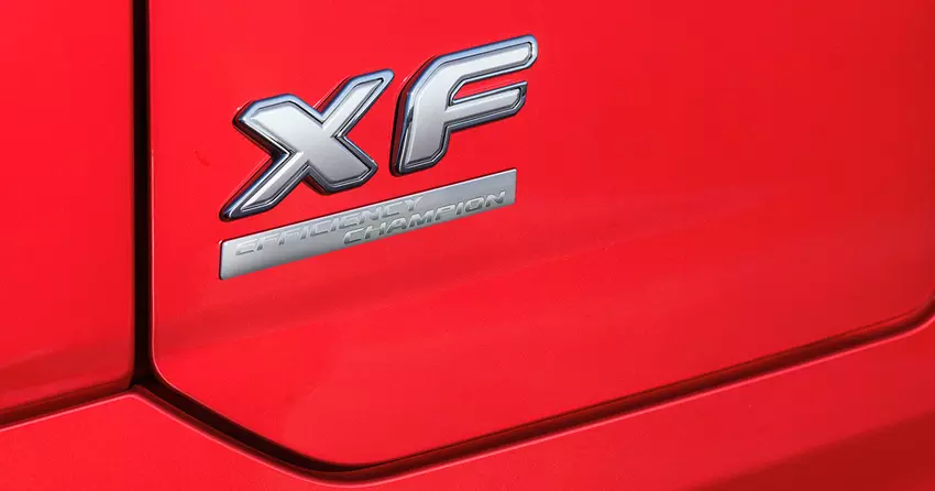 Oznaczenie "Efficiency Champion" na kabinie ciągnika siodłowego DAF XF