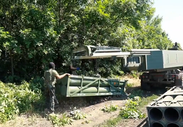 Ukraińskie wojsko pokazało proces przeładowywania HIMARS ...
