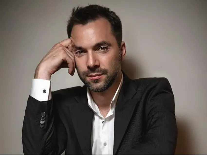 Od wizażysty po położnika i astrologa: Aleksiej Arestowicz rejestruje swoje nazwisko jako znak towarowy