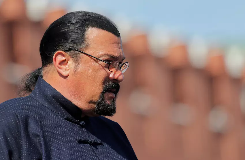 Steven Seagal promował nieuczciwy cryptostartup i uciekł do Moskwy, odmawiając zapłacenia $255,000 grzywny