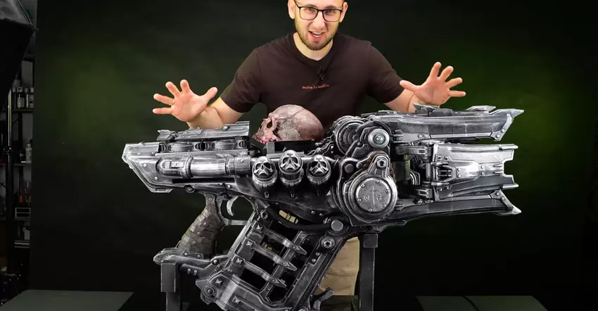 Takiego jeszcze nie widzieliście: bloger stworzył brutalny PC w kształcie broni Skullcrusher z Doom: The Dark Ages