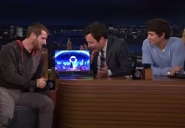 Zakłopotanie na żywo: ekran koncepcyjnego laptopa ...