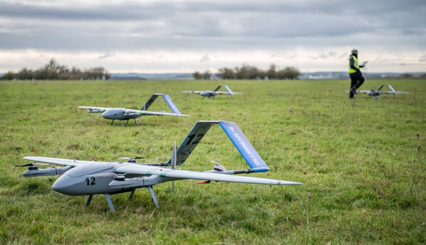Rój dronów kontrolowanych przez sztuczną inteligencję wykrył i namierzył kilka celów na lądzie i w powietrzu.