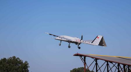 Pokładowy dron uderzeniowy Bayraktar TB3 po raz pierwszy wystrzelony ze skoczni narciarskiej
