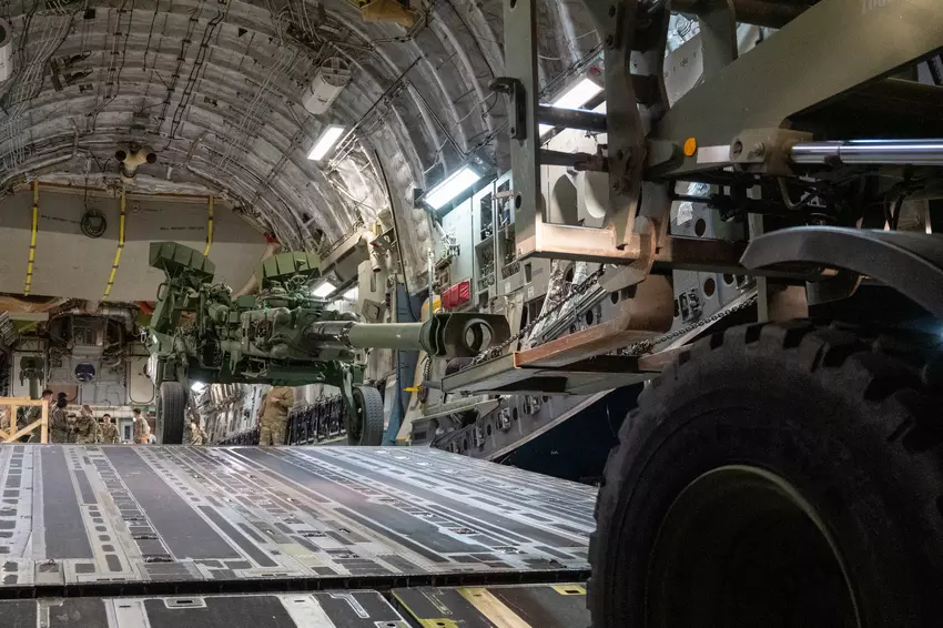 Nowa partia dalekosiężnych haubic M777 z USA gotowa do wysyłki na Ukrainę (zdjęcie)