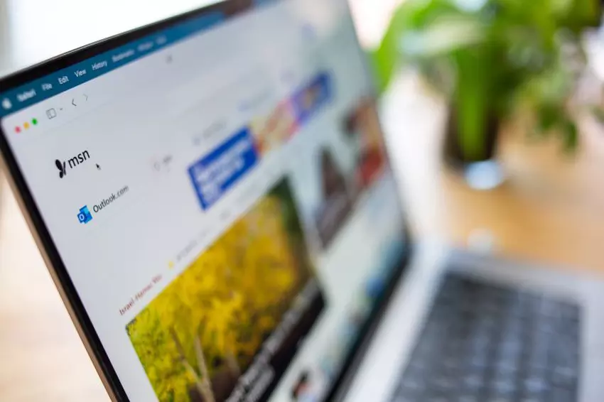 CNN skrytykowało Microsoft za rozpowszechnianie fałszywych wiadomości na portalu MSN po zastąpieniu redaktorów sztuczną inteligencją