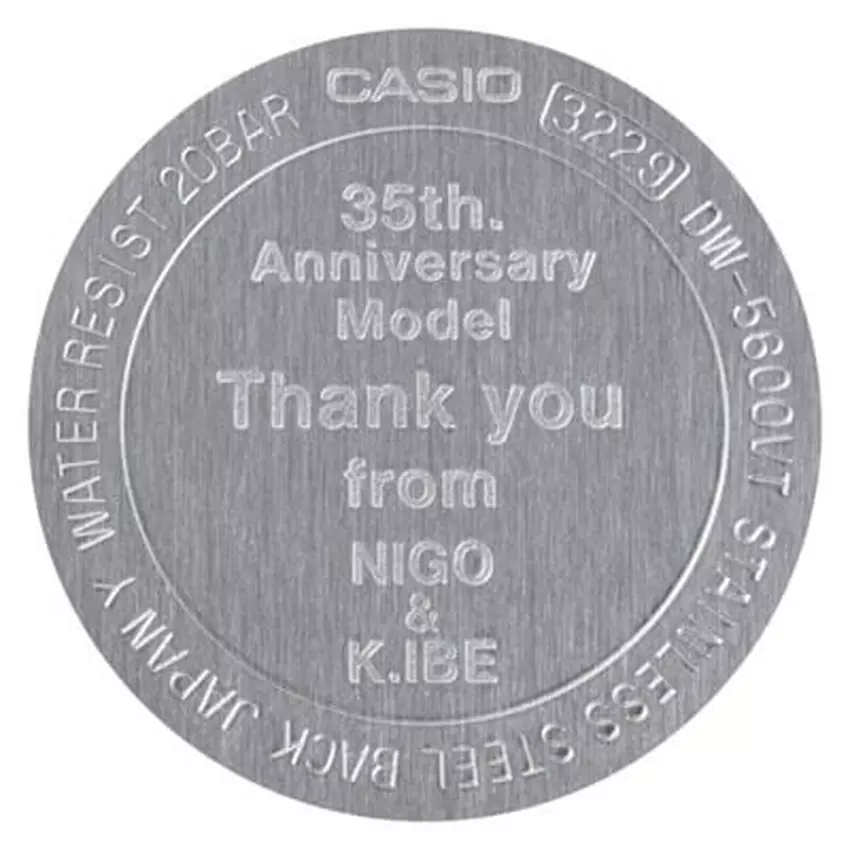 Tylna strona zegarka z numerem seryjnym