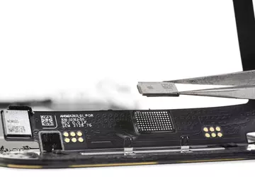 Wymiana wyświetlacza iPhone'a 13 w nieoficjalnym ...