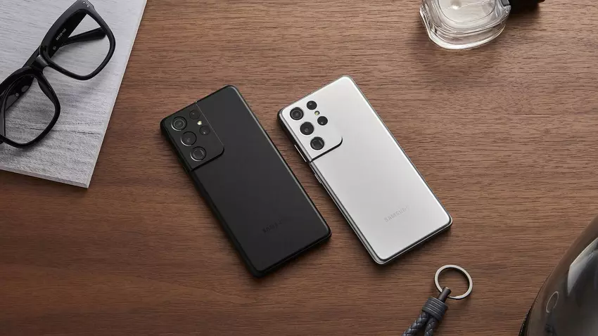 Stabilny firmware One UI 4.0 dla smartfonów Samsunga opóźniony