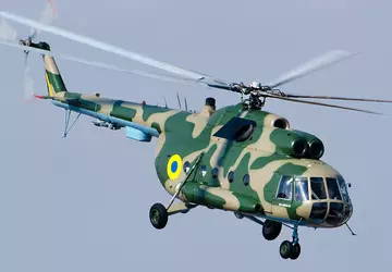 Ukraiński śmigłowiec Mi-8MSB-V wystrzeliwuje na cele ...