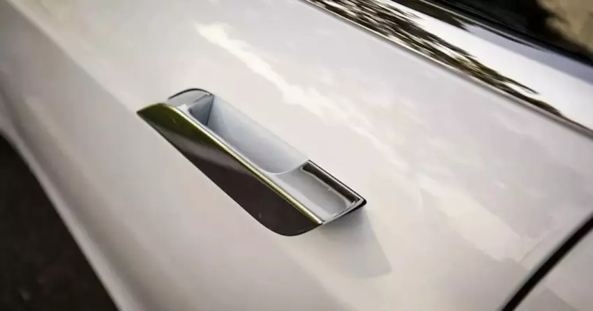 Po serii głośnych wypadków drogowych Tesla może zostać zmuszona do rezygnacji z chowanych uchwytów drzwiowych
