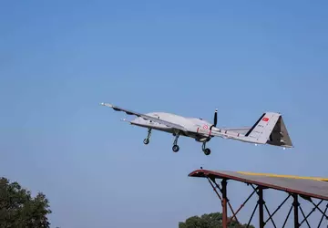 Pokładowy dron uderzeniowy Bayraktar TB3 po ...