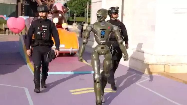 W Chinach zauważono RoboCopa: policja testuje ...