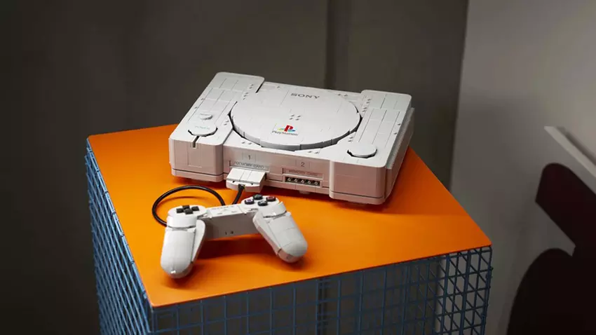 Logo LEGO i Sony na tle zestawów