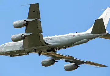 Rosyjski myśliwiec Su-27 wystrzeliwuje pocisk w ...