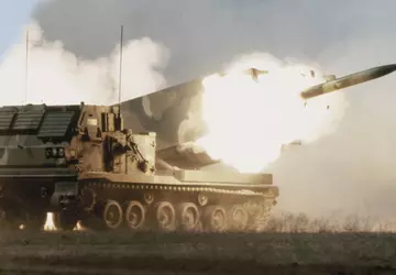 Siły Zbrojne Ukrainy używające M270 MLRS ...