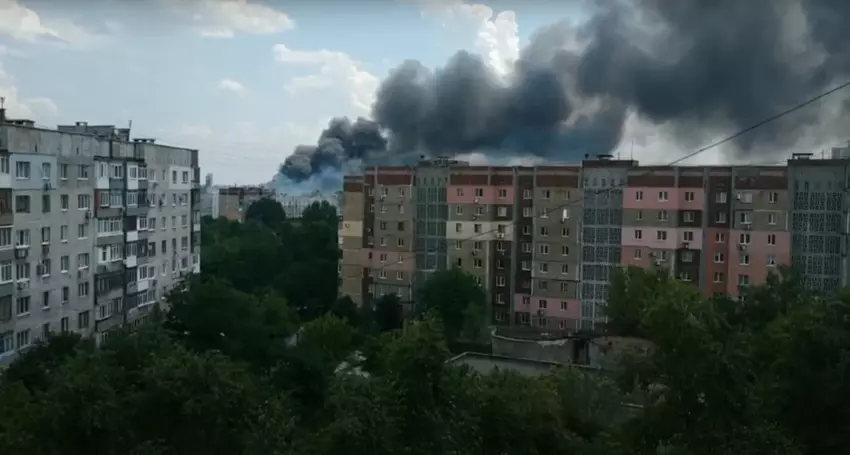 Znowu dzieło amerykańskiego MLRS HIMARS? W okupowanym Doniecku płonie jeden z największych rosyjskich składów broni