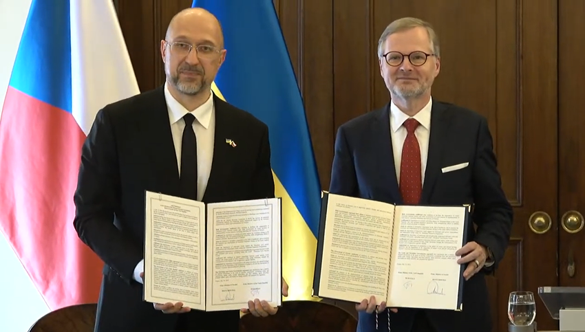 Czechy uruchomią produkcję amunicji i karabinów na Ukrainie  